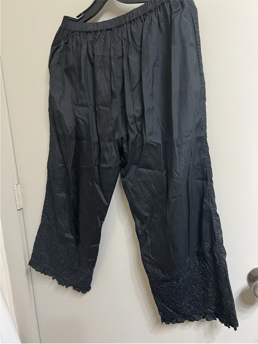 Black Women's Cropped Wide-Leg Pants with Lace Trim Nwot Sz S - Picture 11 of 12